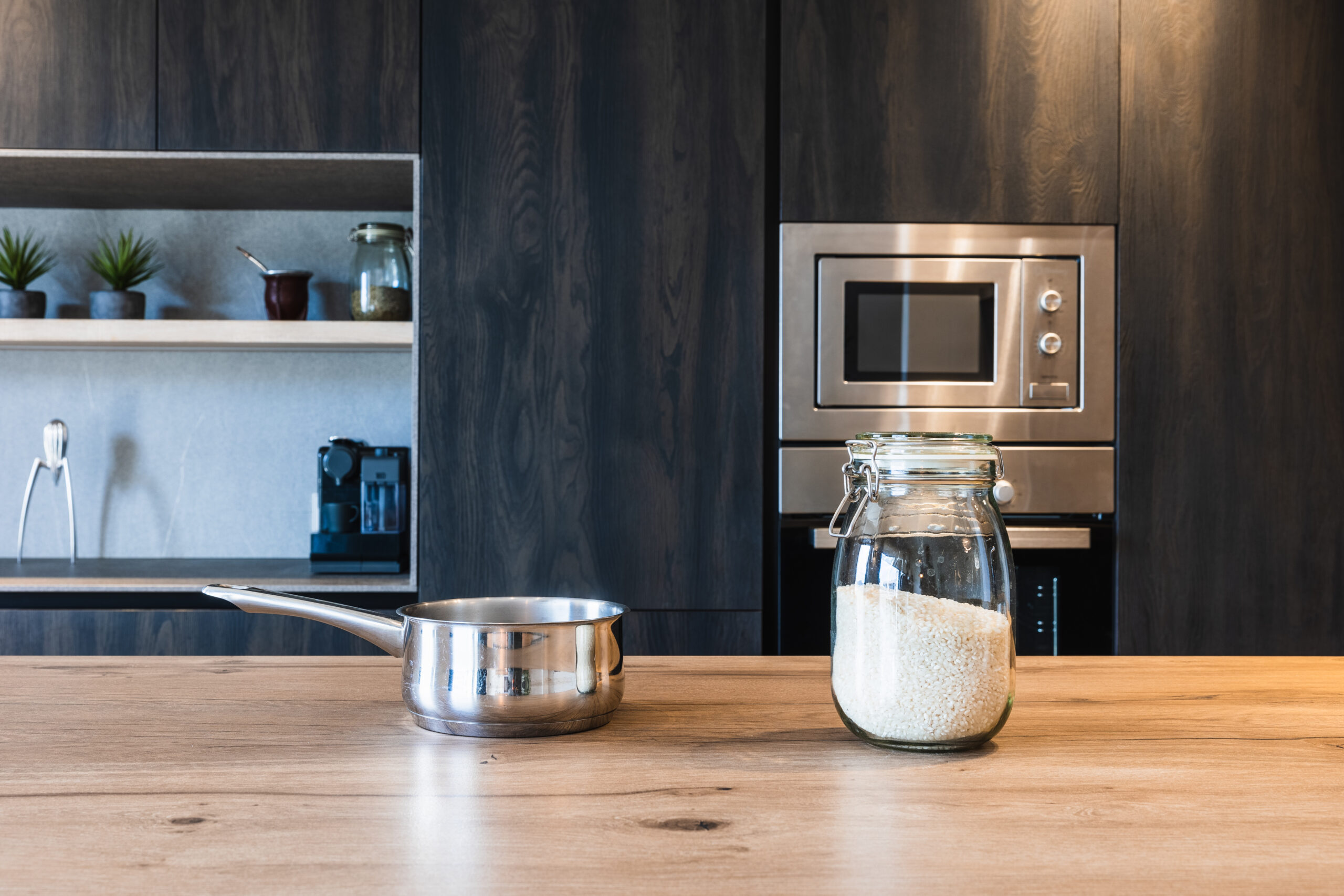 moderne keuken met donker houten renowrap kasten en metalen magnetron